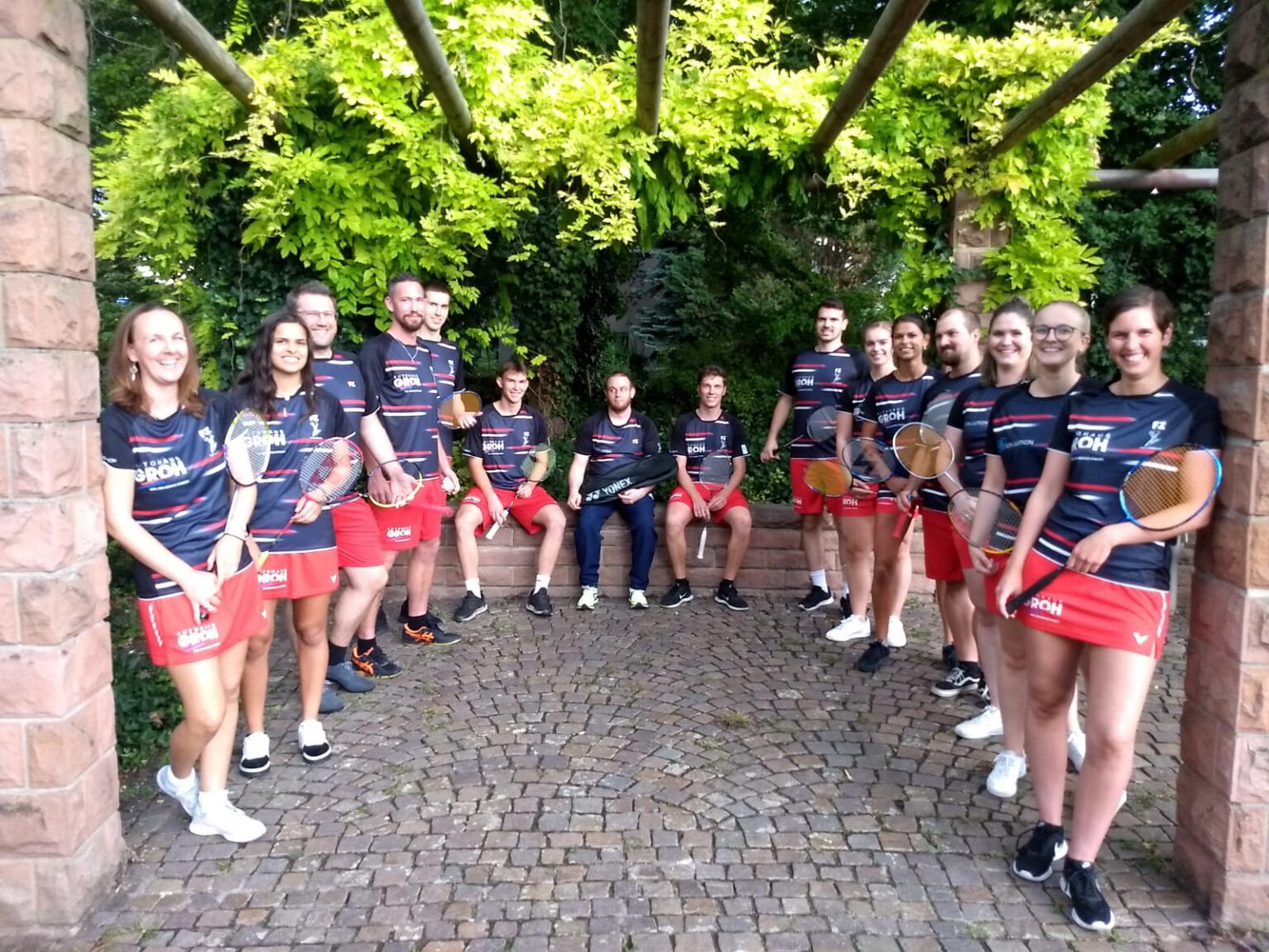 Die Badmintonabteilung des TuS Neuhofen in Vereinstrikots