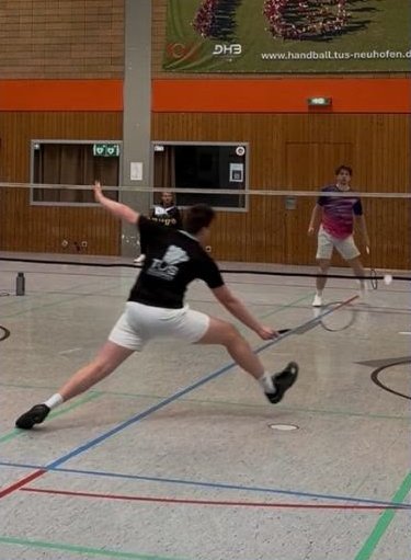 Spieler im Ausfallschritt am Netz